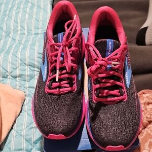 Brooks Women's Black and Pink Athletic Shoes